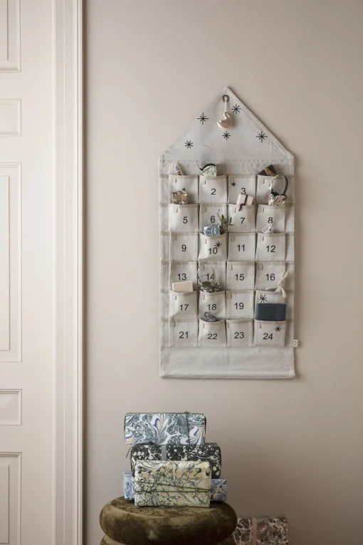 Ferm Living Adventskalender Star Textil Weis Beige / Stoff - 24 Tage / L 50 X H 100 Cm - Sand Fashion