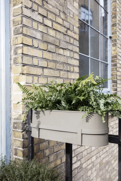 Ferm Living Blumenkasten Bau Metall Grau / Mit Halterung - Metall - Warmes Grau Fashion