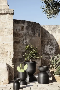Ferm Living Blumentopf Hourglass Extra Small Metall / Metall - O 21 X H 30 Cm - Schwarz Hot