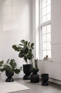Ferm Living Blumentopf Hourglass Large Metall / Metall - O 50 X H 73 Cm - Schwarz Hot