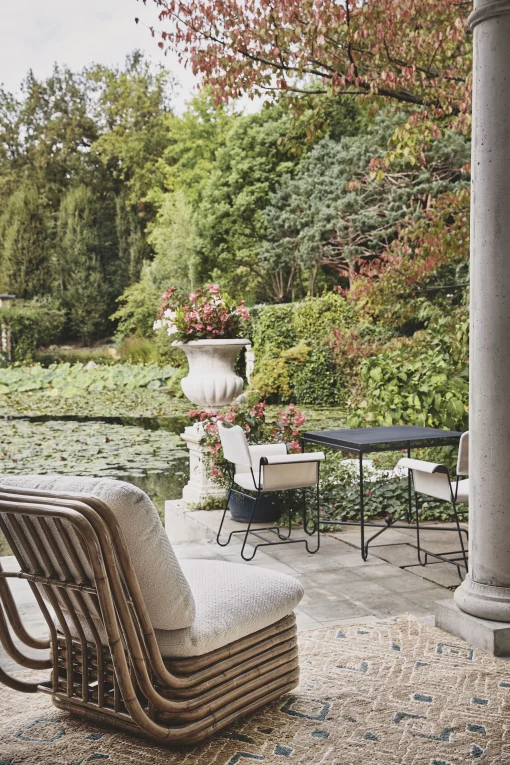 Gubi Gepolsterter Sessel Bohemian ‘72 Textil Faser Weis Beige / Neuauflage Des Originalmodells Aus Dem Jahr 1972 - Rattan & Stoff - Gebrochen Weis - Rattan Natur Store