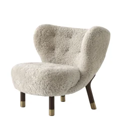 &tradition Gepolsterter Sessel Little Petra Vb1 Textil Beige / 1938 - Schaffell / Limitierte Ausgabe 2022 - Beige - Messing - Nussbaum Fashion