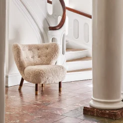 &tradition Gepolsterter Sessel Little Petra Vb1 Textil Beige / 1938 - Schaffell / Limitierte Ausgabe 2022 - Beige - Messing - Nussbaum Fashion