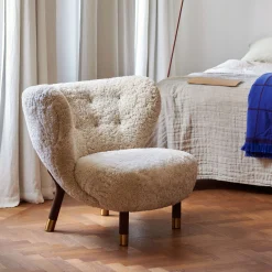 &tradition Gepolsterter Sessel Little Petra Vb1 Textil Beige / 1938 - Schaffell / Limitierte Ausgabe 2022 - Beige - Messing - Nussbaum Fashion