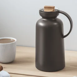Eva Solo Isolierkrug Silhouette Plastikmaterial Braun / 1 L - Verschluss Aus Eiche - Schokolade Store