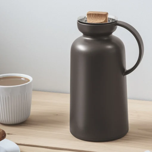 Eva Solo Isolierkrug Silhouette Plastikmaterial Braun / 1 L - Verschluss Aus Eiche - Schokolade Store