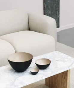 Normann Copenhagen Salatschussel Krenit Metall Beige / O 25 X H 14 Cm - Stahl - Sand - Schwarz New