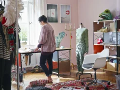 Vitra Sessel Mit Rollen Pacc - Eames Plastic Armchair Plastikmaterial Textil Rosa / (1950) - Gepolsterte Sitzflache - Rosa - Rot Shop