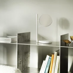 Normann Copenhagen Stellspiegel Pose Metall Stein/ Drehbarer Vergroserungsspiegel - Weis Discount