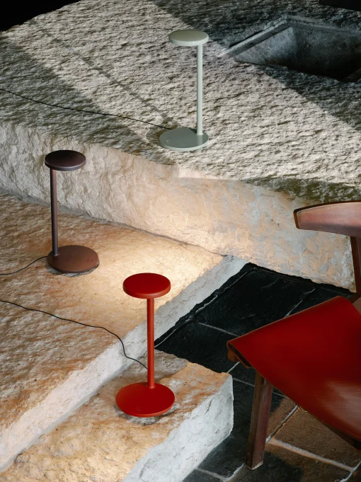 Flos Tischleuchte Oblique Qi Led Metall Rot Orange / Led - Mit Usb-C-Anschluss Und Induktionsladegerat - Rostfarben/ Matt Sale