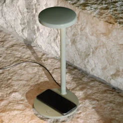 Flos Tischleuchte Oblique Qi Led Metall Rot Orange / Led - Mit Usb-C-Anschluss Und Induktionsladegerat - Rostfarben/ Matt Sale