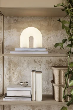 Ferm Living Tischleuchte Vuelta Led Glas Weis / Geriffeltes Glas - Messing - Weis Durchscheinend Fashion