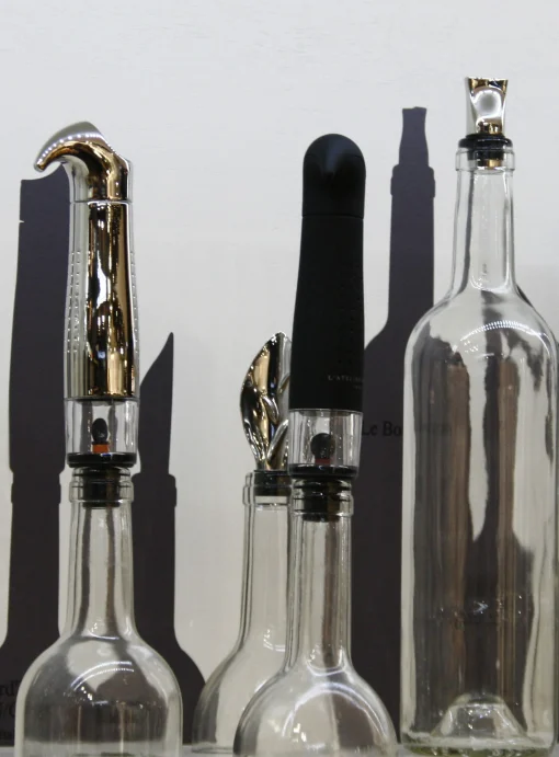 L'Atelier du Vin Vakuumpumpe Gard'Vin On/Off Metal Plastikmaterialset Mit Vakuum Luftpumpe + 2 Luftdichten Verschlussen - Verchromt Shop
