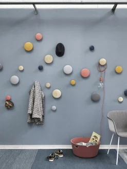 Muuto Wandhaken The Dots Wood Holz Grau / Large - O 17 Cm - Dunkelgrau Clearance
